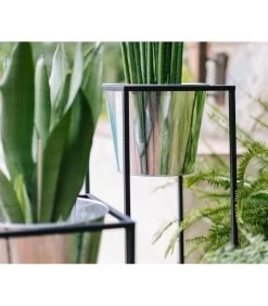 Cache-pot Sur Pied En Métal Noir Et Pot Argenté - Hauteur 80cm -Produits Menagers Boutique cache pot sur pied en metal noir et pot argente hauteur 80cm 4